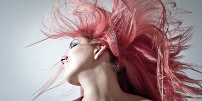 Haare stylen.