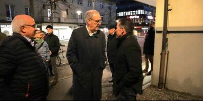 Bundesrat Guy Parmelin unterhält sich auf offener Strasse mit Besuchern.