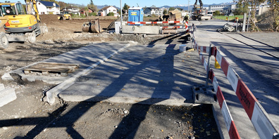 Eichwies-/Druckerstrasse: gerade erst fertiggestellt, wird die nigelanagelneue Strasse für den Bau des neuen Pflegezentrums wieder aufgerissen. 