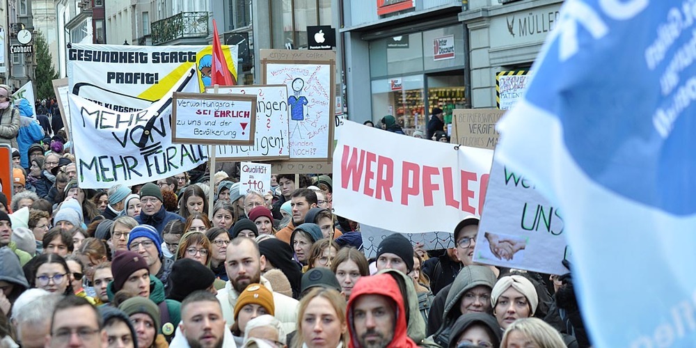 Das Spitalpersonal protestierte am Samstag in St.Gallen an einer Kundgebung mit über 2000 Teilnehmenden gegen den Stellenabbau. (Symbolbild)