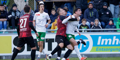 Einzelne FCK Spieler wurden von der Gegenmannschaft von hinten gezerrt und gestossen.