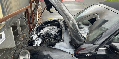 Das Auto ist aus noch unbekannten Gründen in Brand geraten