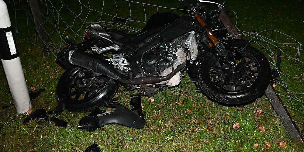 Der Jugendliche kam mit einem Motorrad von der Strasse ab und prallte in einen Maschendrahtzaun.