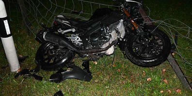 Der Jugendliche kam mit einem Motorrad von der Strasse ab und prallte in einen Maschendrahtzaun.