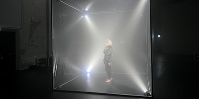 «Murgang» ist eine szenische Installation aus Sprach-, Geräusch - und Bildfetzen, Musikfragmenten und Bewegungsspiel mit Performerin Nelly Bütikofer.
