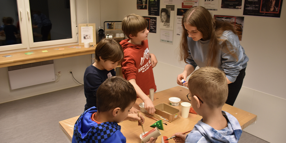 Geschichte hören, basteln, musizieren: An der Erzählnacht in Walenstadt geniessen die Kinder ein abwechslungsreiches Programm.