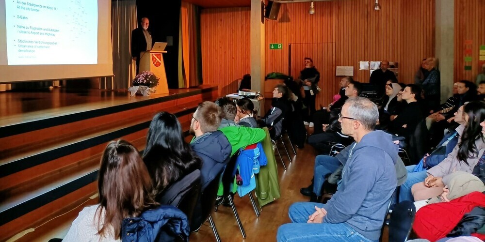 Volles Haus am Willkommensanlass in Seebach. Am Rednerpult: Quartiervereinspräsident Albert Frölich.