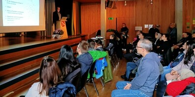 Volles Haus am Willkommensanlass in Seebach. Am Rednerpult: Quartiervereinspräsident Albert Frölich.