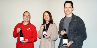 Produzent Jens Junkert und die beiden Gestalter der neuen Etikette, Lisa Lupieri und Fabian Rüegg.