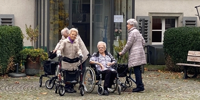 Verlorene Seelen vor dem Bürgerspital nach dem Gespräch mit Linth24. Manchen wird von Ortsgemeinde-nahen Betreuern empfohlen, sich nicht aus der Nähe fotografieren zu lassen. Warum?