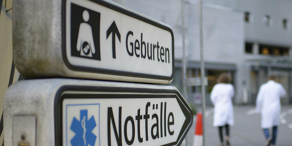 Das Spitalpersonal protestierte am Samstag in St. Gallen an einer Kundgebung mit über 2000 Teilnehmenden gegen den Stellenabbau. (Symbolbild)