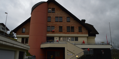 Pro Jahr werden den beiden Durchgangszentren Biberhof in Biberbrugg (im Bild) und Degenbalm in Morschach 220 bis 300 Asylsuchende zugeteilt. Von dort aus werden sie nach einem bestimmten Verteilschlüssel auf die Gemeinden verteilt.