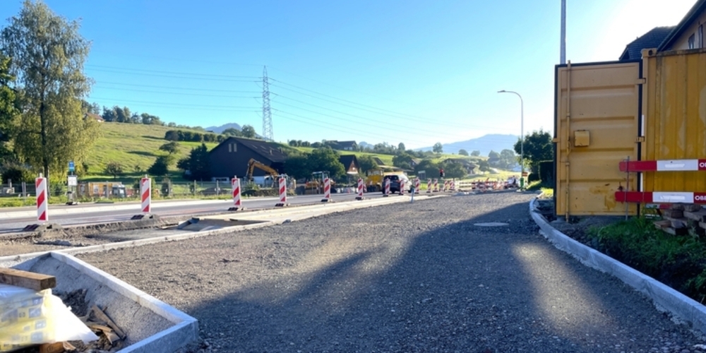 Belagsarbeiten an der Rickenstrasse.