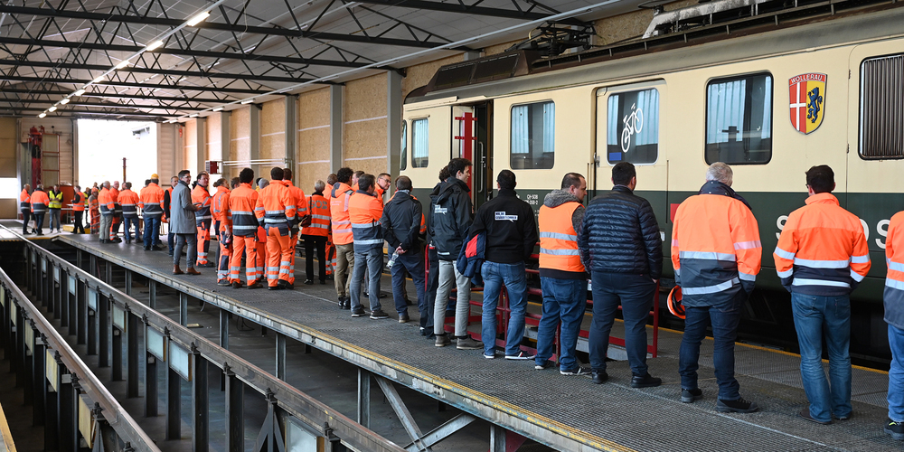Symbolisch letzte Ausfahrt aus der Halle Samstagern vor dem Start von Modernisierung und Umbau.
