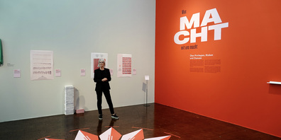 Stiftungsratspräsidentin Monica Vögele bei ihrer Einführung zur Ausstellung über Themen der Macht