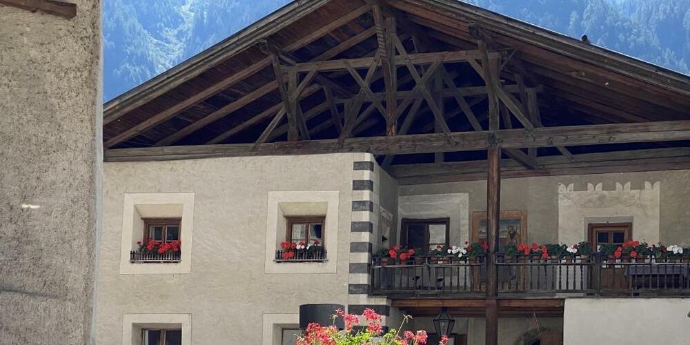 Die "Chasa Chalavaina" liegt am Dorfplatz von Müstair (GR) in Nachbarschaft zum Kloster St. Johann.