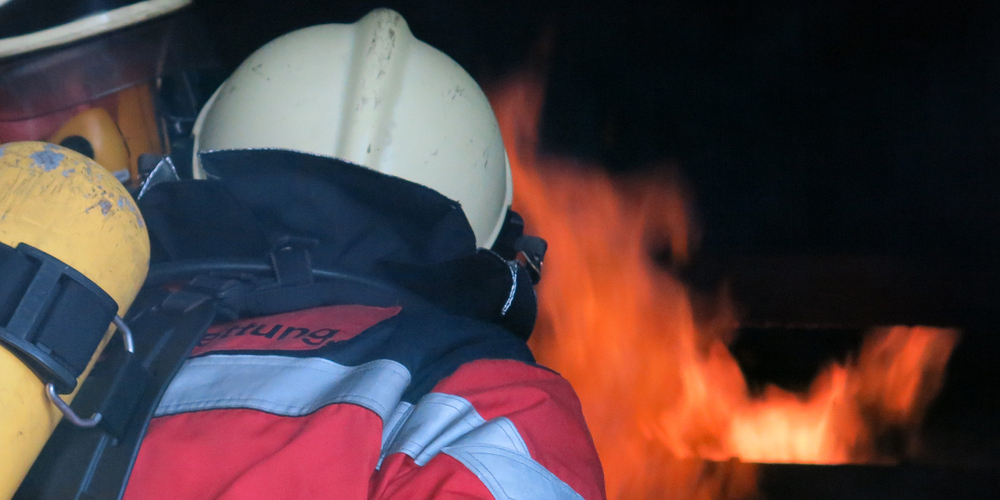 Wenn es brennt, sollte man immer zuerst die Feuerwehr alarmieren.