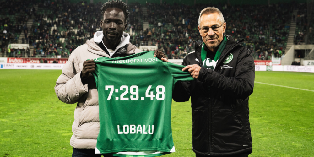 Dominic Lobalu ist nicht zu stoppen. Hier bei einer Ehrung durch FC-St. Gallen-Präsident Matthias Hüppi. (Archivbild)