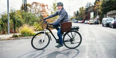 Heute lacht dieser E-Bike Fahrer noch, doch bald wird die Freiheit auf zwei Rädern zur ernsten Angelegenheit. 