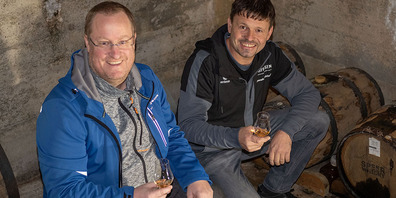 Patrick Rüegg (links) und Urs Steiner sind mit dem ersten Glas zufrieden.