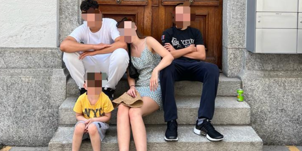 Kurz vor der Abreise im Juli 2023: Die Schwester verabschiedet sich von ihren drei Brüdern, die jetzt im Süden Gazas leben. 