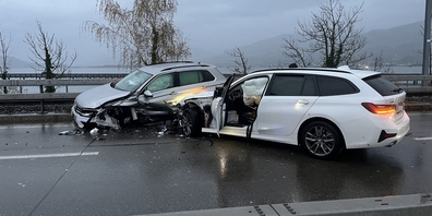 Beim Unfall entstand an den Autos und an der Brückeninfrastruktur Sachschaden im Wert von rund 50'000 Franken. 