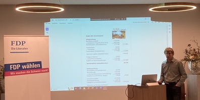 Gemeinderat Martin Brunnschweiler stellte den FDP-Mitglieder das Budget 2024 der Gemeinde Uzwil vor.