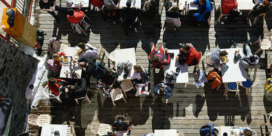 Gäste sitzen auf der Terrasse eines Bergrestaurants in Graubünden. Den Tourismusangestellten sind die Arbeitsbedingungen wichtiger als der Lohn.