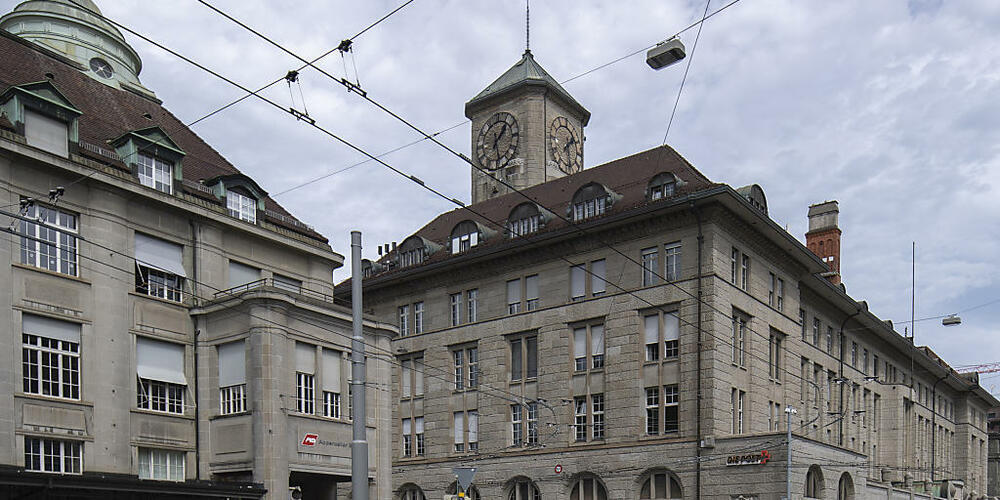 In der Hauptpost in St. Gallen ist die Stadt- und Kantonsbibliothek in einem Provisorium untergebracht. Geplant wird nun ein Neubau am Blumenmarktplatz. (Archivbild)