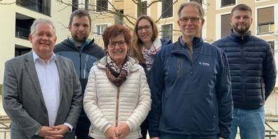 Stadtpräsident Thomas Niederberger mit seinen Jubilaren: Roman Imhof, Katja Schönholzer, Leonardo Batista (hintere Reihe, v.l.) sowie Renate Näf und Martin Kraus. 