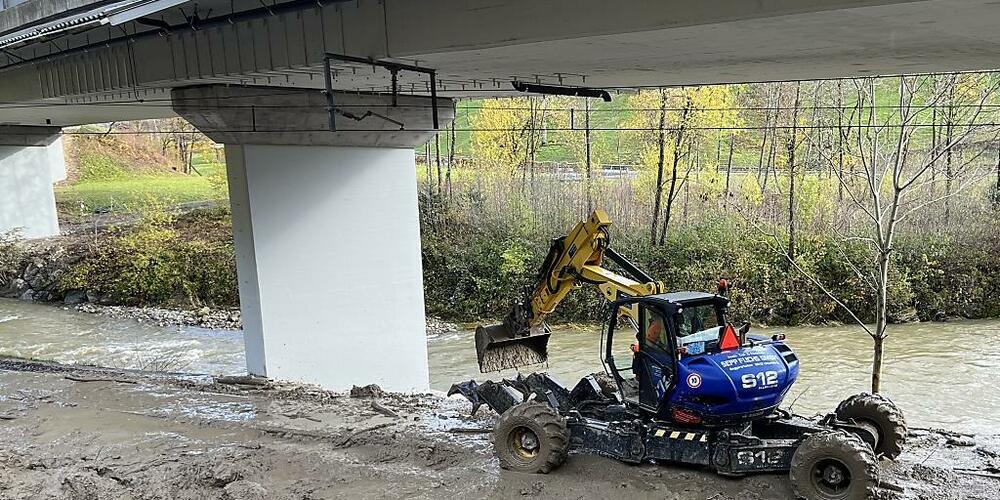 Zwischen Biberbrugg und Einsiedeln ereignete sich ein Erdrutsch, die Bahnlinie wurde verschüttet.