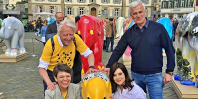 Emil und Niccel Steinberger mit ihrem Kreuzworträtsel-Elefanten, den sie für die Ausstellung von Franco und Claudia Knie (r.) kreiert haben.