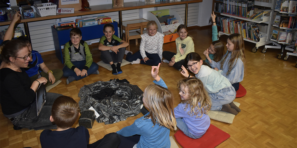 Singen und abrocken, bis die Bücher zittern: Bei der Erzählnacht darf es in der Bibliothek auch mal laut werden.