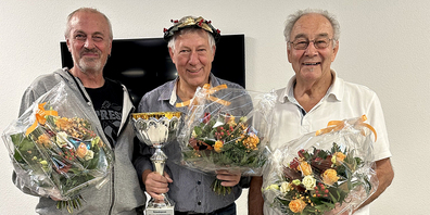 Die Podestplätze beim Partnerschieber: Elmar Pinggera (3. Rang), Peter Widrig (1.) und  Edwin Scherrer (2., von links). Peter Widrig ist zugleich der neue Melser Jasskönig.