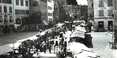 Markttreiben auf dem Rapperswiler Hauptplatz im Jahr 1912.
