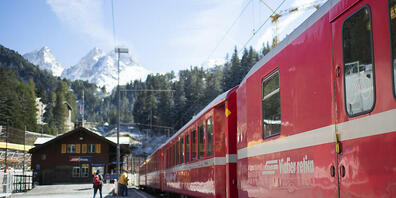 Die RhB erreicht die Umsetzung des Behindertengleichstellungsgesetzes nicht fristgerecht. Obwohl 1500 Millionen Franken in neues Rollmaterial und den Umbau von Bahnhöfen geflossen sind, gibt es immer noch 56 von 104 RhB-Bahnhöfen, die eingesc...