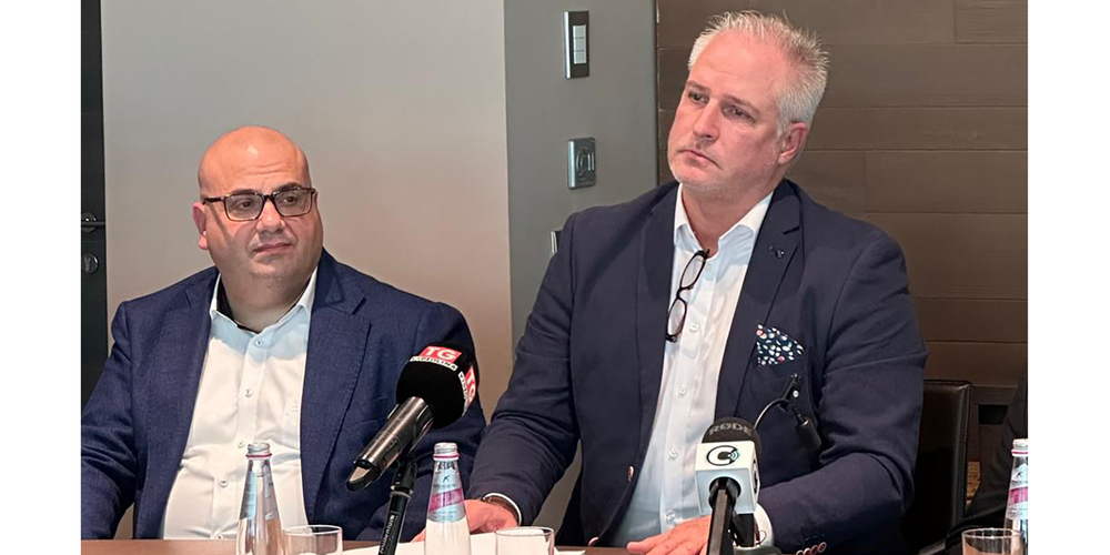 Guido Surace (links) und Benno Räber, Vertreter der Wollerauer Swiss Pro, bei der gestrigen Vertragsunterzeichnung. 