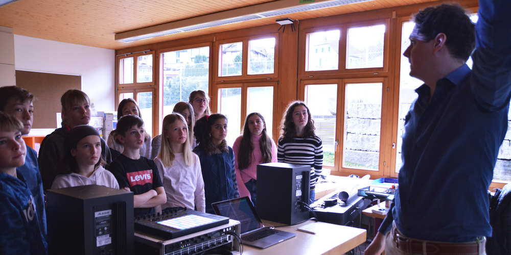 Stefan Bregy war mit seinem «fahrenden Tonstudio» auf Besuch im Maihof-Schulhaus in Schindellegi.