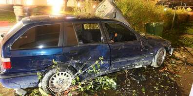 Ein Container und eine Hecke brachten das Auto zum Stillstand. 