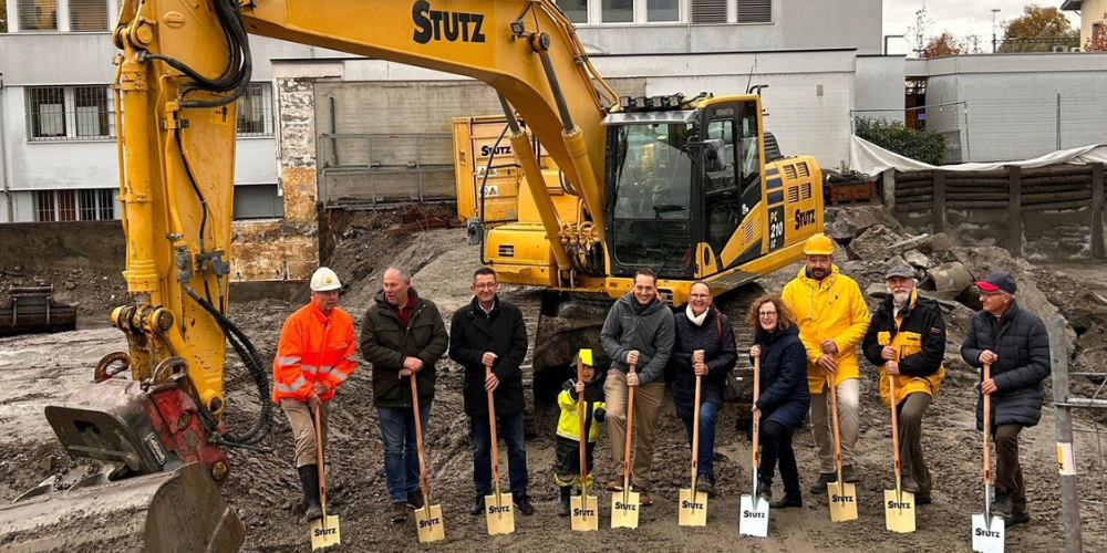 Am Spatenstich vom 13. November 2023 waren unter anderem Alfred Müller (Verwaltungsratspräsident Stutz AG), Reto Friedauer (Gemeindepräsident St.Margrethen), Claudio Pallecchi (Leiter Bauamt St.Margrethen) und das Architekten-Team der A. Somogyi AG anwesend. 