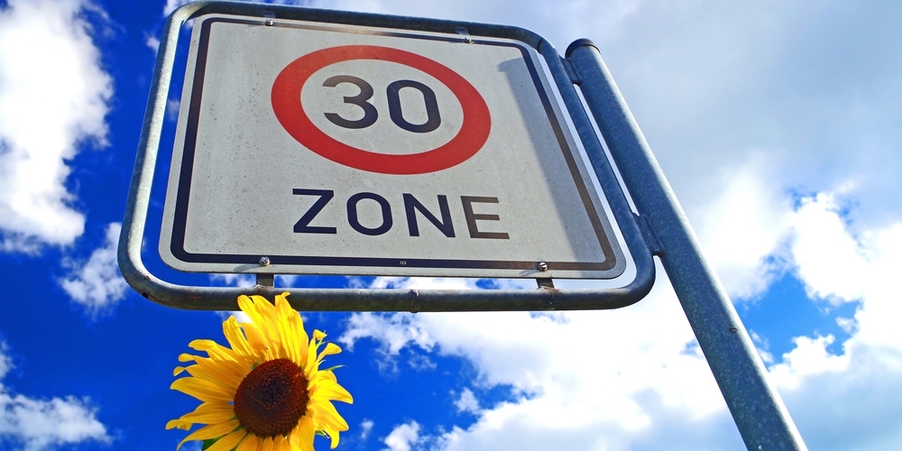 Eine Analyse von 42 Abschnitten verkehrsorientierter Gemeindestrassen in Rapperswil-Jona soll zeigen, wo ein tieferes Tempo möglich ist. (Symbolbild)