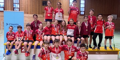 Die Medaillengewinner vom Badmintonclub Uzwil mit ihrem Trainer Miha Ivanic.