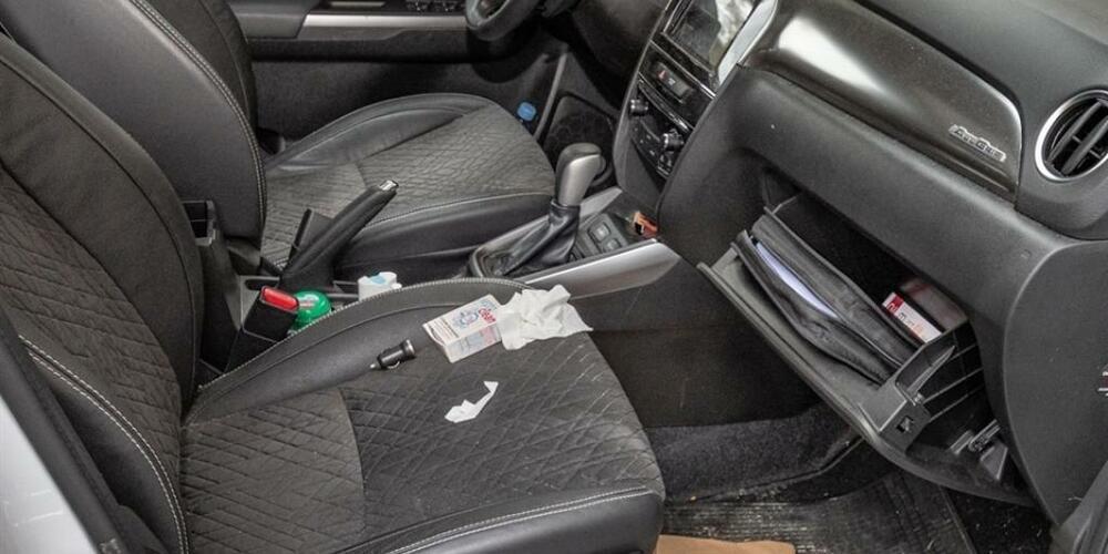 Aus diesem und weiteren zehn Autos haben die drei Serieneinbrecher Wertgegenstände gestohlen. Alle Fahrzeuge waren nicht abgeschlossen.