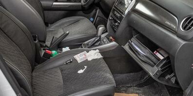 Aus diesem und weiteren zehn Autos haben die drei Serieneinbrecher Wertgegenstände gestohlen. Alle Fahrzeuge waren nicht abgeschlossen.