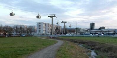 Die Stadt Dübendorf sieht bei der geplanten Zoo-Seilbahn Mängel beim Verkehrskonzept und beim Umweltschutz. Daher zieht sie ein Verwaltungsgerichtsurteil ans Bundesgericht weiter. (Visualisierung)