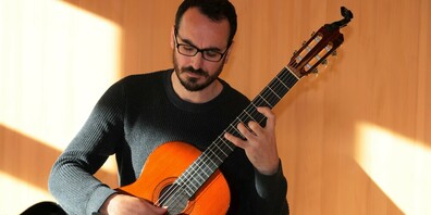 Sami Kajtazaj spielt auf der Gitarre.