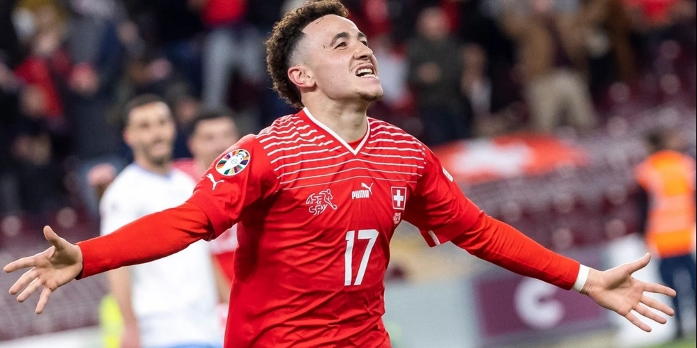 Vargas jubelt über das 1:0. Der Treffer ebnet den Schweizer den Weg an die Euro in Deutschland.