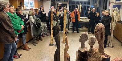 Marie-Eve Hofmann-Marsy, Paul Steiner und Doris Fedrizzi begrüssten die vielen interessierten BesucherInnen im Bahnhof Reichenburg.