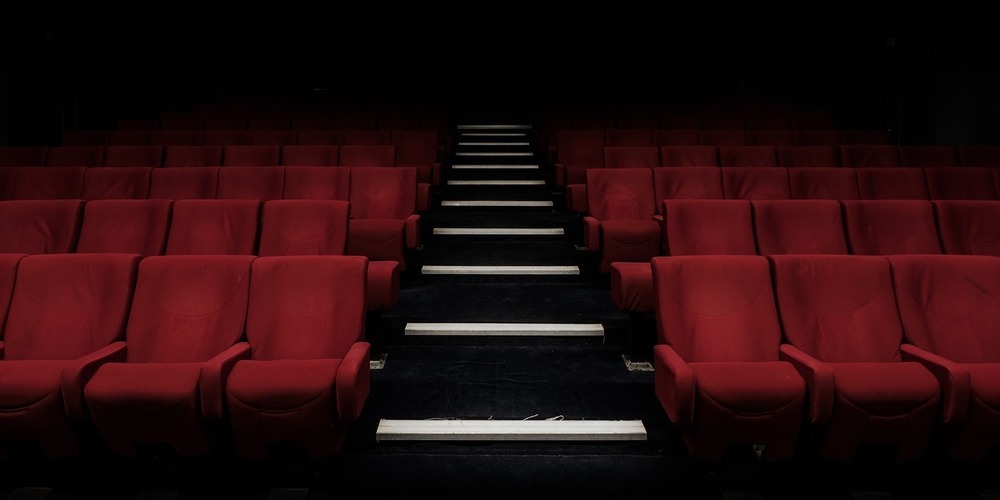 Wegen der Corona-Pandemie sind Kulturschaffende, die z.B. in Theatern auftreten, mit einem starken Einkommenseinbruch konfrontiert. (Symbolbild)