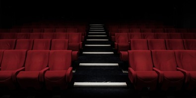 Wegen der Corona-Pandemie sind Kulturschaffende, die z.B. in Theatern auftreten, mit einem starken Einkommenseinbruch konfrontiert. (Symbolbild)